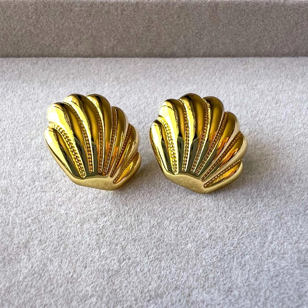 Gold Shell Earrings
Stainless steel